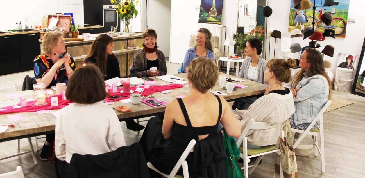 Frauen sitzen am Tisch, unterhalten, zuhören, Business-Treffen